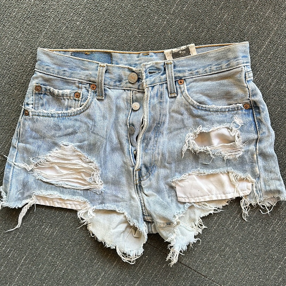 Vintage LEVIS shorts 501 slightly distressed size 27 fits like a 25